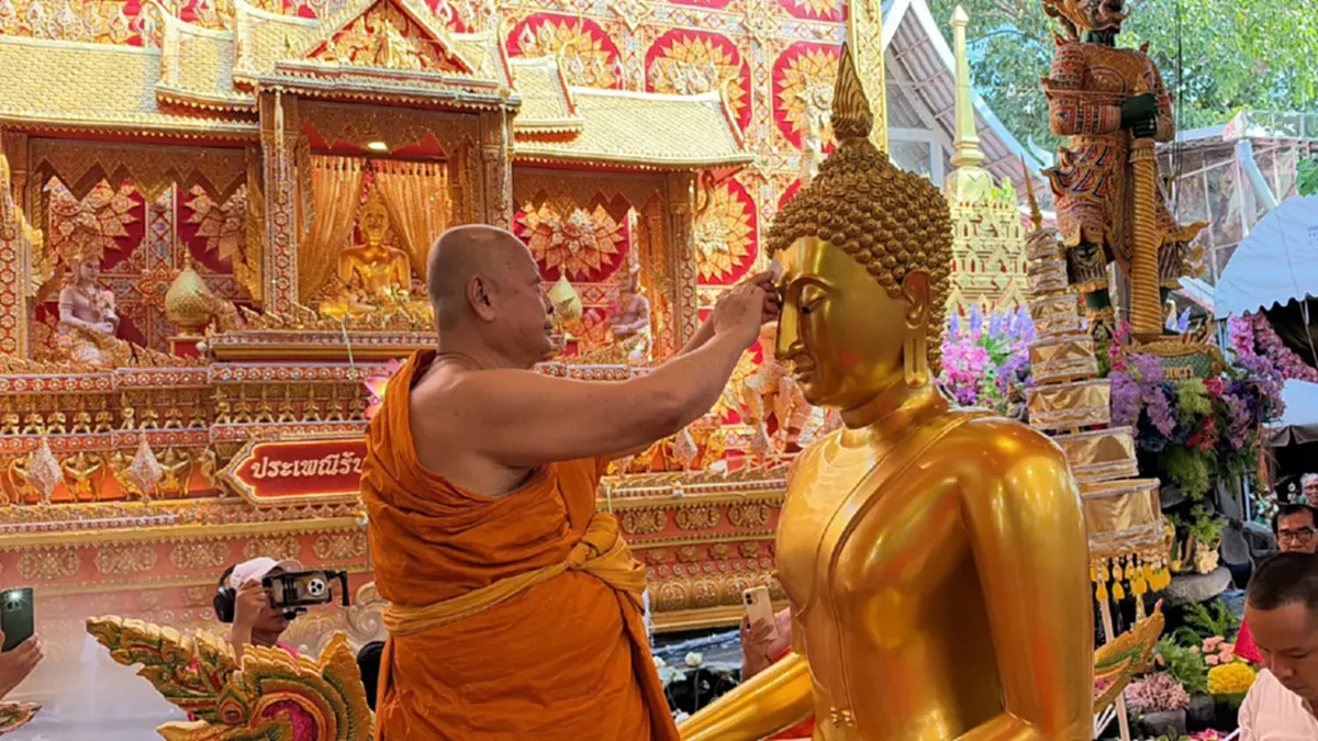 ฮือฮา! หุ่นปั้น "เนเน่ รอยัล" ชุดเดรสแดงโผล่ งานรับบัวบางพลี