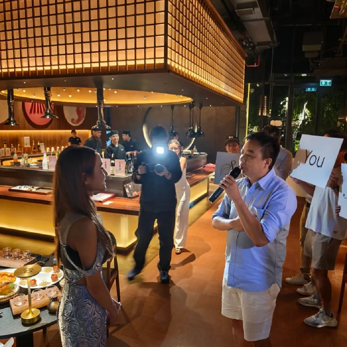 เซอร์ไพรส์ ดาราสาวดัง ถูกแฟนหนุ่มคุกเข่าขอแต่งงาน กลางร้านหรู
