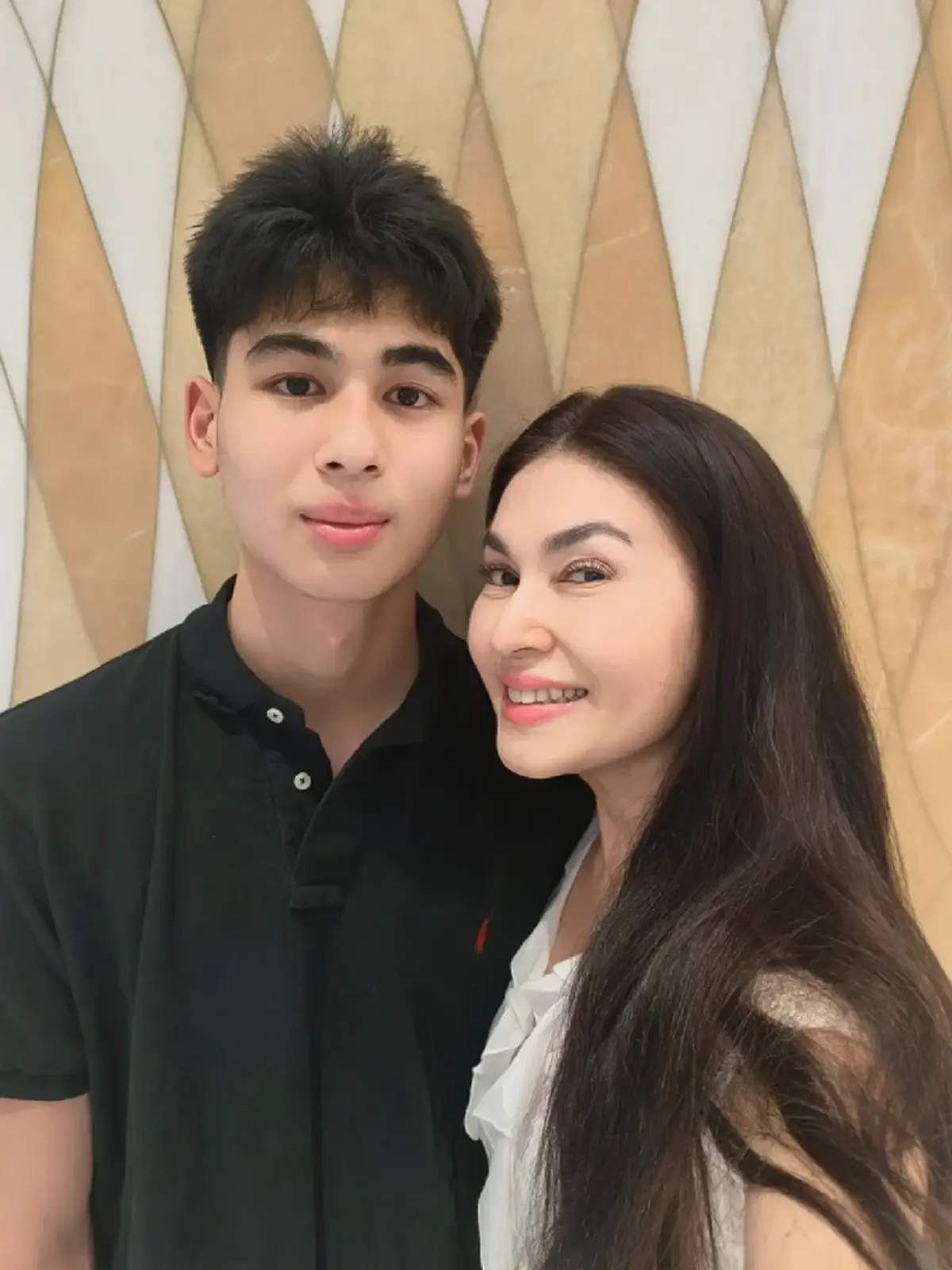 หล่อฉายออร่า ลูกชาย ตุ้ย-แอนนา โตเป็นหนุ่ม  หน้าตาได้พ่อแม่เต็มๆ