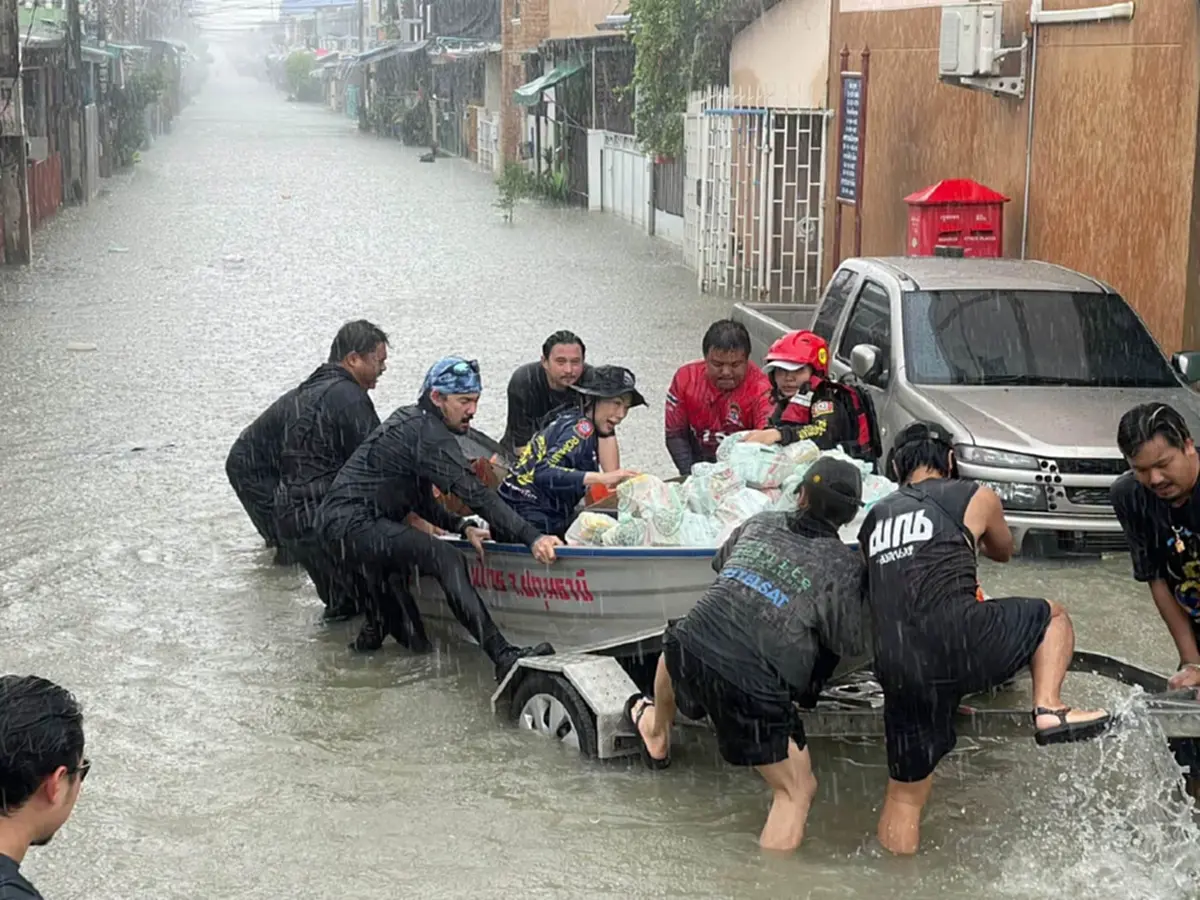 หัวอกคนเสียสละ   ลุยช่วยน้ำท่วม ที่ไหนได้บ้านตัวเองพังยับ