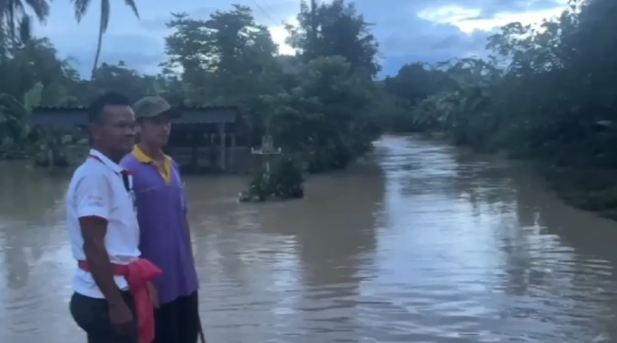 พายุกระหน่ำเมืองคอน! น้ำป่าทะลักท่วม ชุมชนเร่งย้ายของหนีด่วน