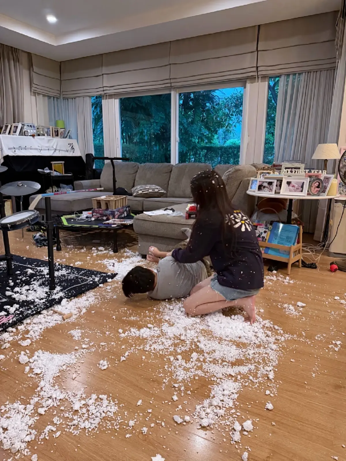 พี่เลี้ยงออนไลน์แทบช็อก ลูกชายดาราดัง เล่นหิมะโฟมเต็มบ้าน 
