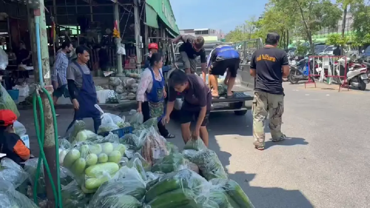 พ่อค้าชลบุรี ขนผักเต็มคันถวาย "พระครูป้อม" ทำข้าวกล่องแจกพานทอง