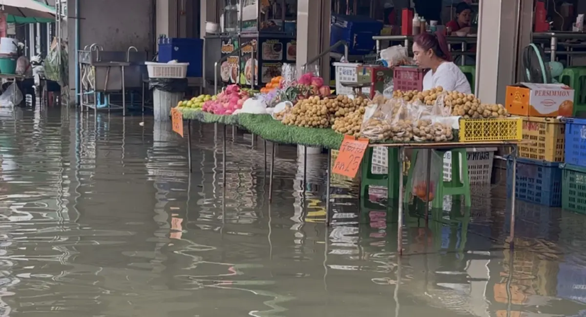 น้ำหนุน 3.8 เมตรทะลักท่วมตลาดแม่กลอง เร่งสูบรับมือถึง 31 ต.ค.