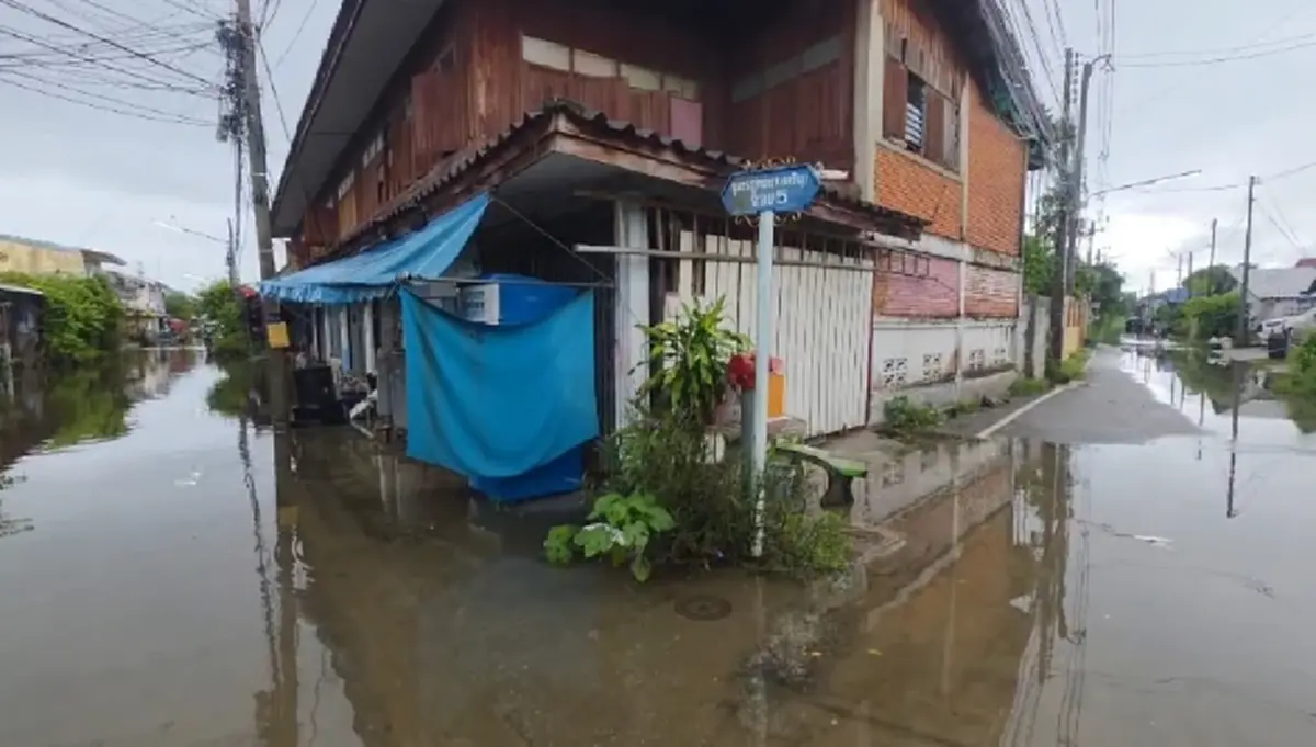 ฝนถล่มข้ามคืน ถนนกลายเป็นทะเล ชาวบ้านจวกยับการจัดการน้ำ