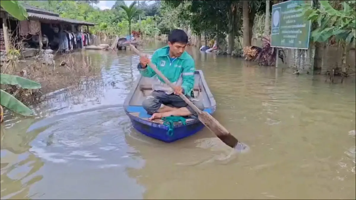 ใจสู้เกินร้อย! สัปเหร่อไรเดอร์พายเรือฝ่าน้ำท่วมส่งอาหาร