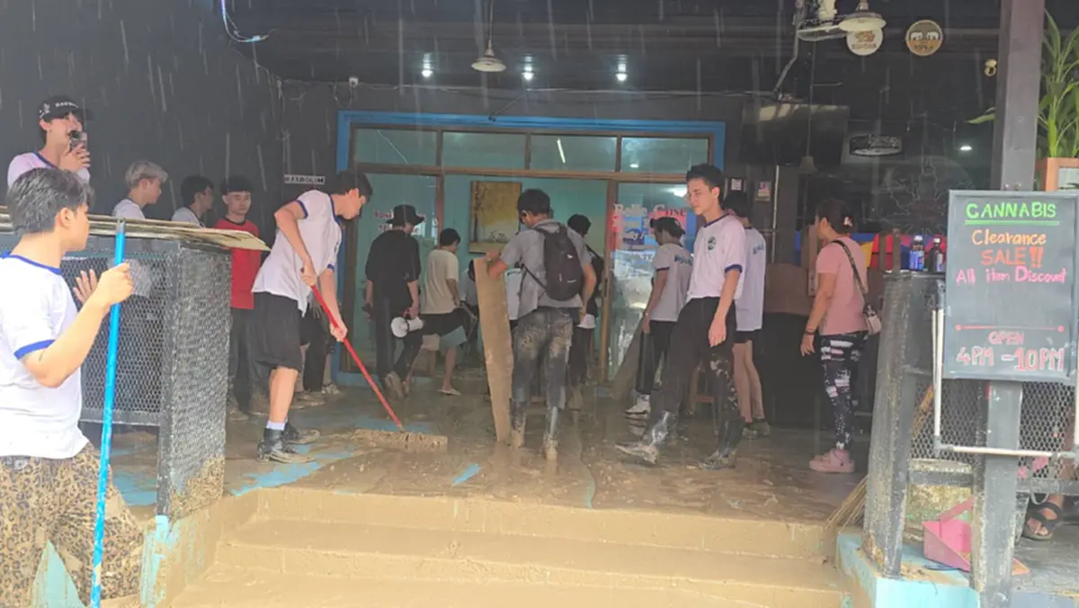 เร่งเคลียร์หินสไลด์ถนนนาใน ป่าตอง จี้รัฐแจงประกันภัย