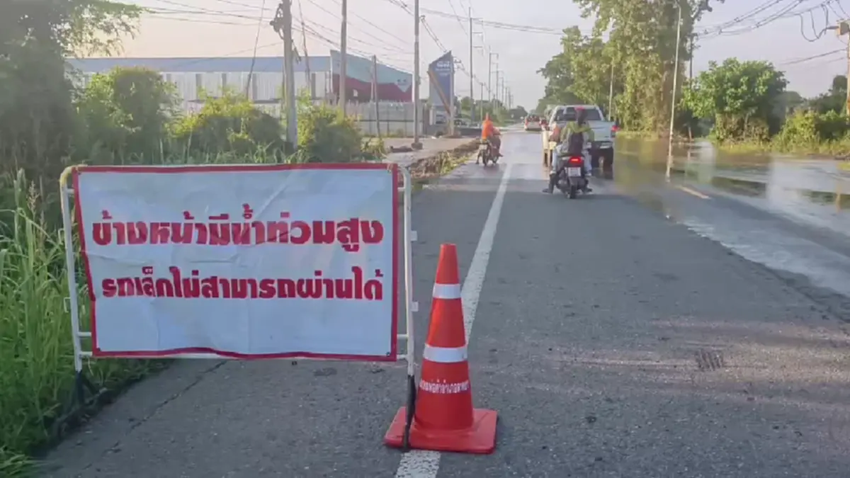 น้ำแม่วงก์ทะลักท่วมลาดยาว! ถนนจม 60 ซม. รถเล็กผ่านไม่ได้