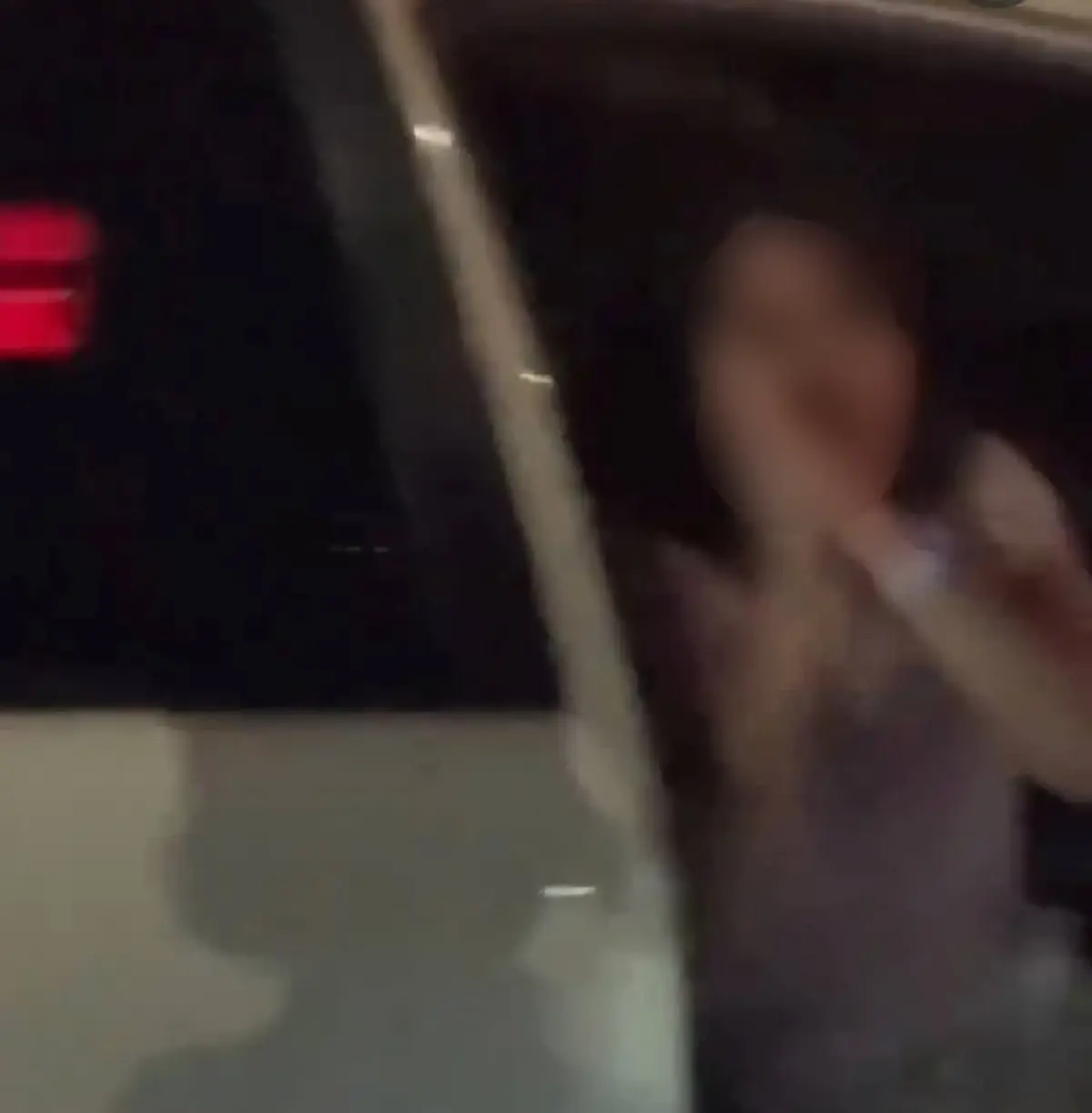 ฉุนโดนบีบแตรใส่ สาวแจ๊ซ เล่านาทีหนุ่มจยย. ทุบรถ บุกทำร้ายร่างกาย