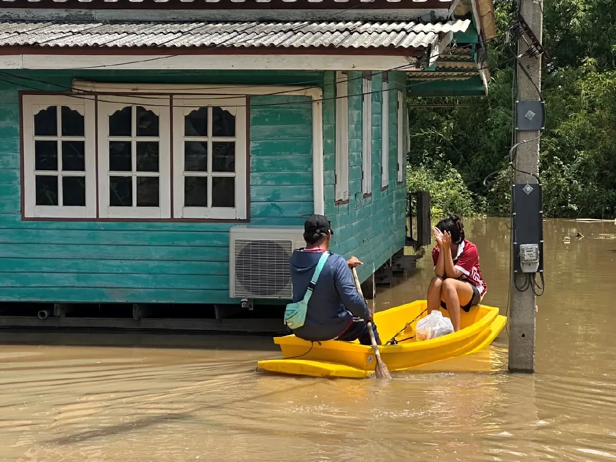 อยุธยาท่วมหนัก 3 เมตร! ชาวบ้านกู้เงินซื้อเรือ วอนเร่งระบาย