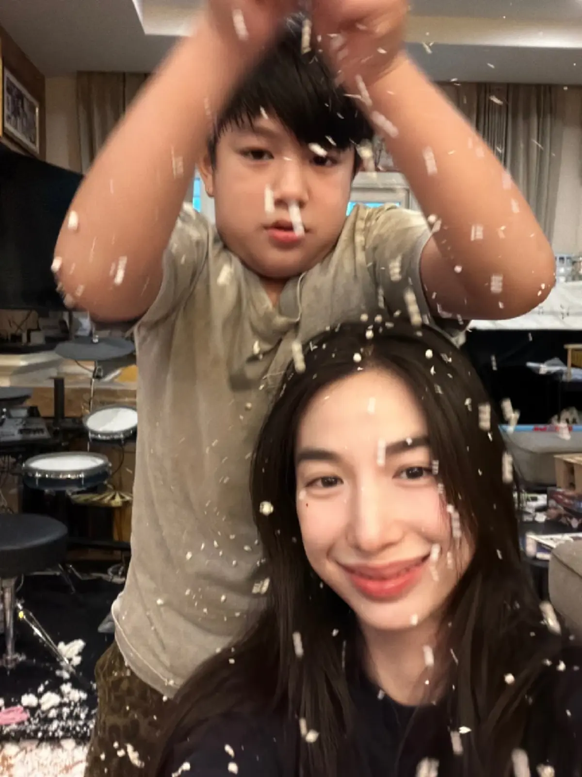 พี่เลี้ยงออนไลน์แทบช็อก ลูกชายดาราดัง เล่นหิมะโฟมเต็มบ้าน 