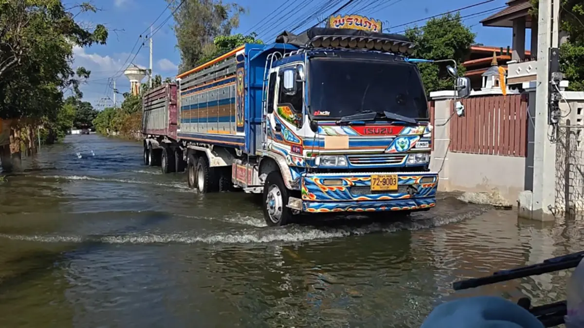 น้ำท่วมสุพรรณบุรี 10 อำเภอ 33,035 ครัวเรือนได้รับผลกระทบ