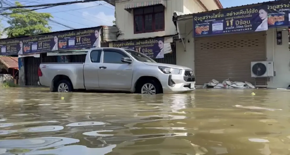 หนักสุดในรอบ 60 ปี! น้ำหนุนท่วมตลาดน้ำอัมพวาถึงชั้นบนบ้าน