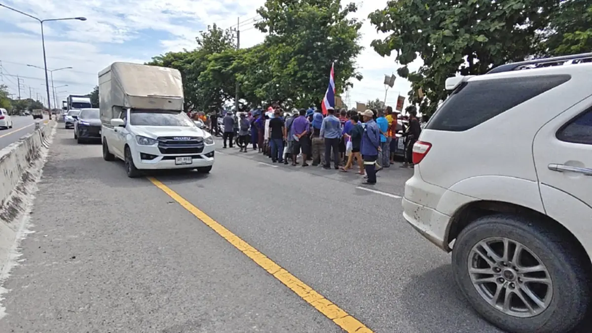 มวลชนองครักษ์ 500 คน ลงถนนรังสิต-นครนายก จี้เปิดประตูคลอง 12