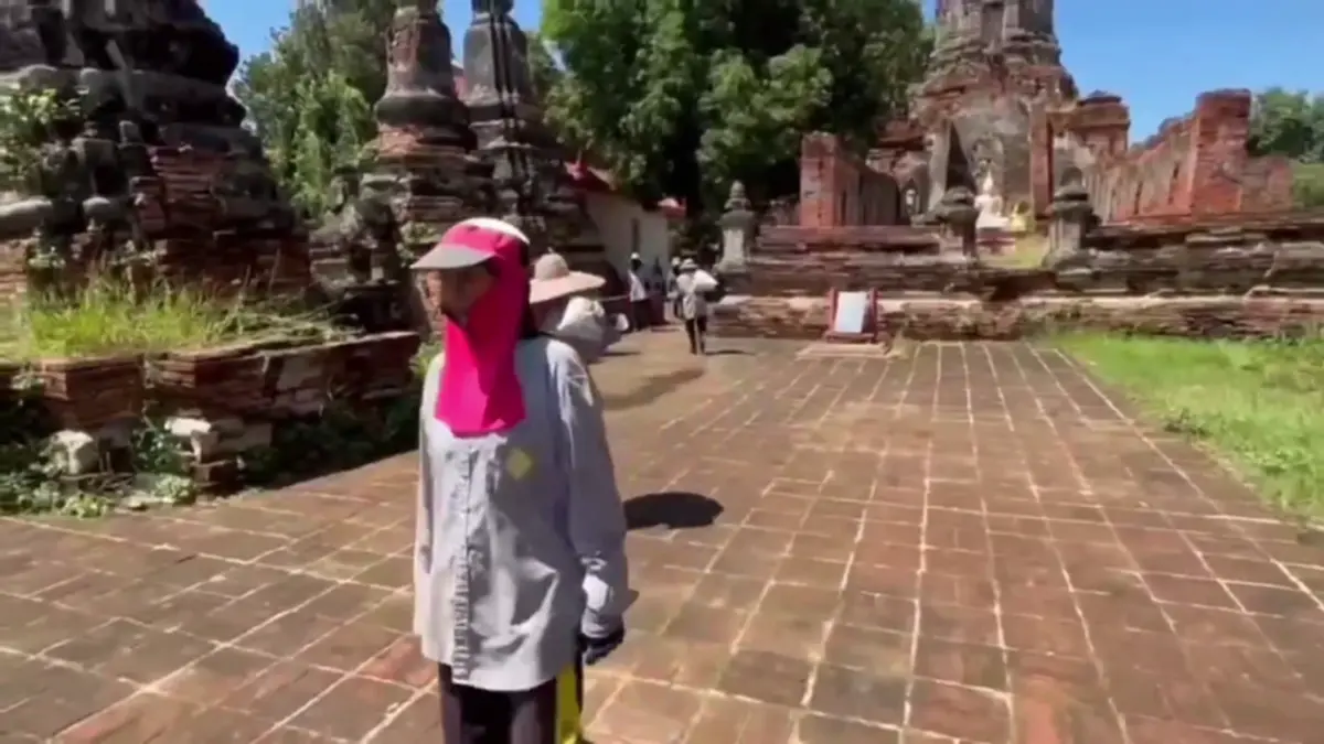กรมศิลป์ขน 2,000 กระสอบทราย ป้องกันน้ำท่วมวัดเชิงท่าอยุธยา