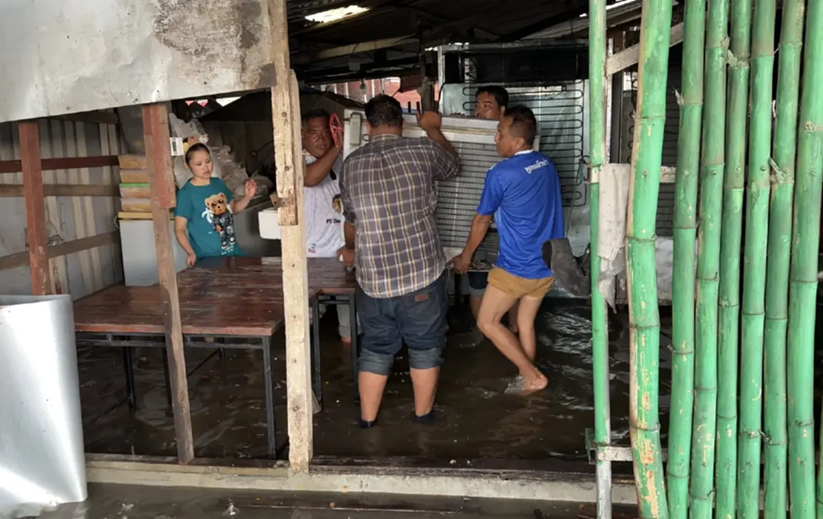 น้ำคลองรังสิตทะลักท่วมร้านก๋วยเตี๋ยวเรือ 70 ซม. เร่งขนย้ายหนี