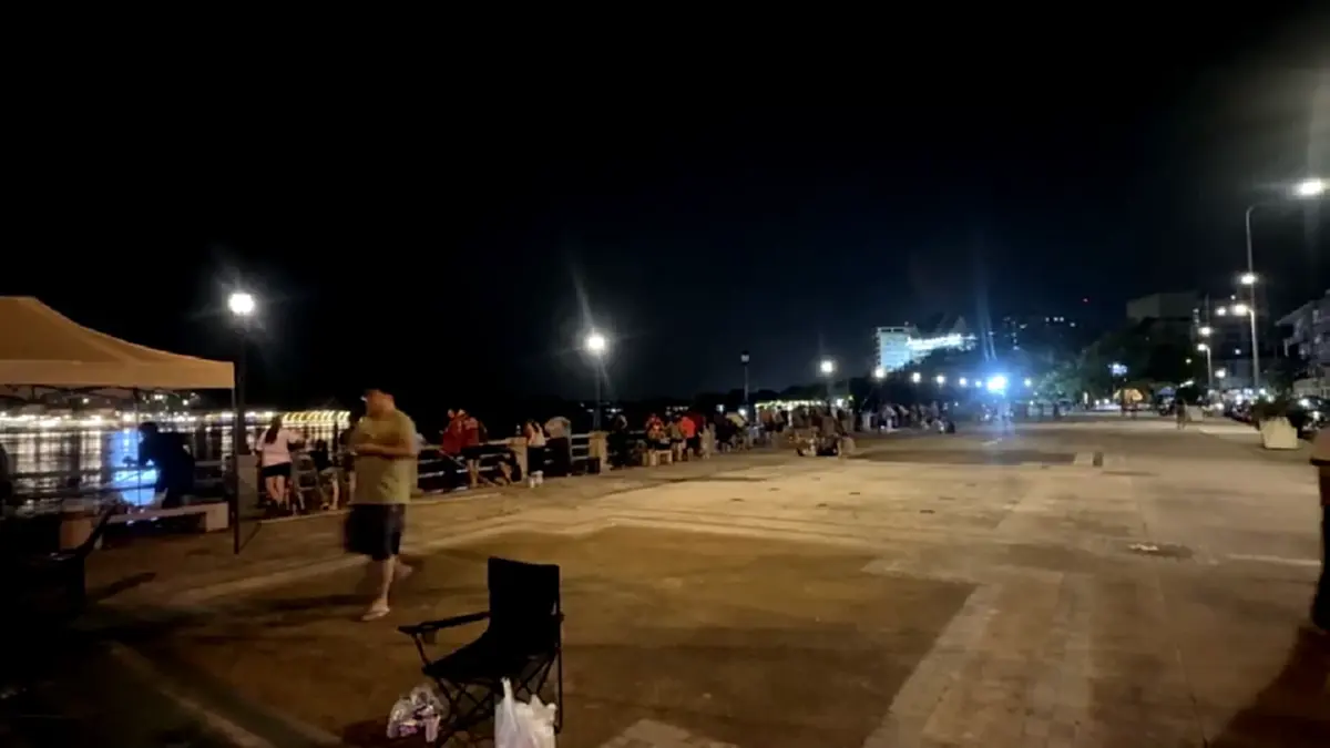 แปดริ้วคึกคัก! แห่ช้อนกุ้งขาวหลุดบ่อน้ำท่วมริมบางปะกง