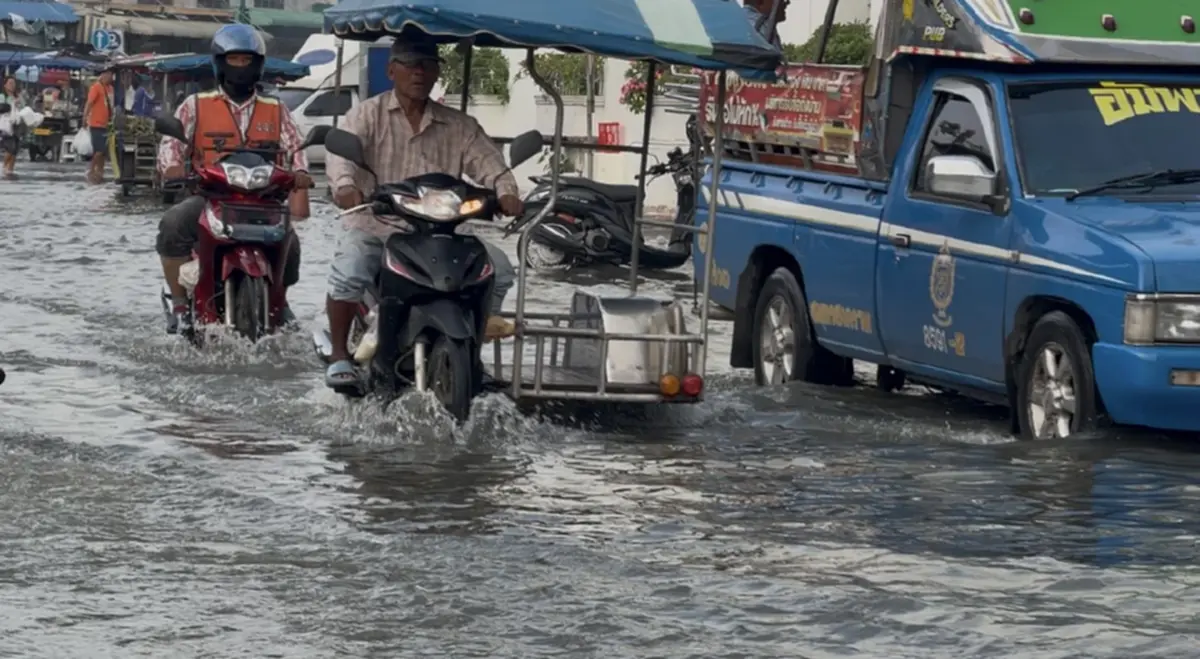 น้ำหนุน 3.8 เมตรทะลักท่วมตลาดแม่กลอง เร่งสูบรับมือถึง 31 ต.ค.