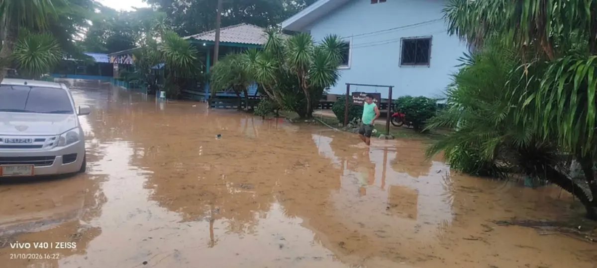 ฝนตกหนักน้ำป่าทะลักท่วม รร.บ้านห้วยหิน 50 ซม. สนามชัยเขตอ่วม