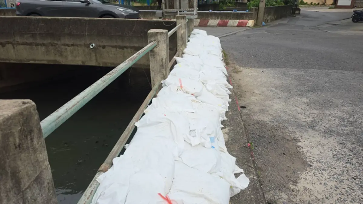 ชาวบ้านหาดใหญ่โวยวางกระสอบทรายคลอง 30 เมตร จี้ตั้งเครื่องดันน้ำ