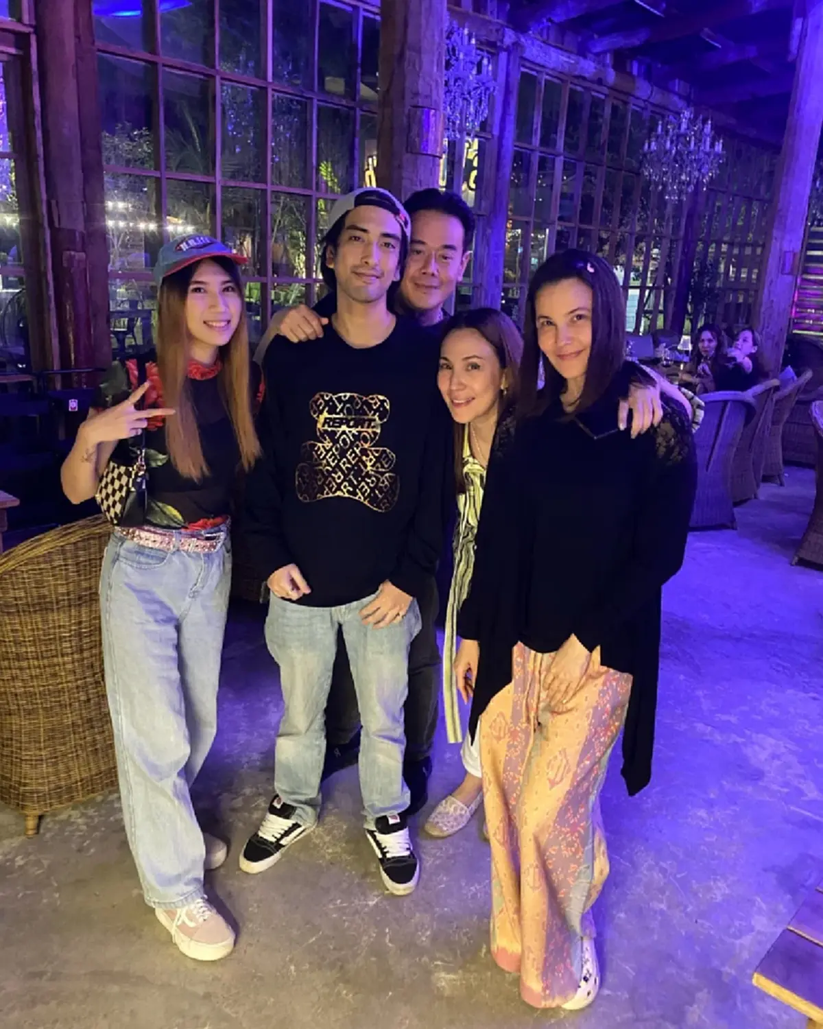 หลานชายธัญญ่า สละโสด ควงแฟนสาวจดทะเบียนสมรส หลังคบหานาน 11 ปี