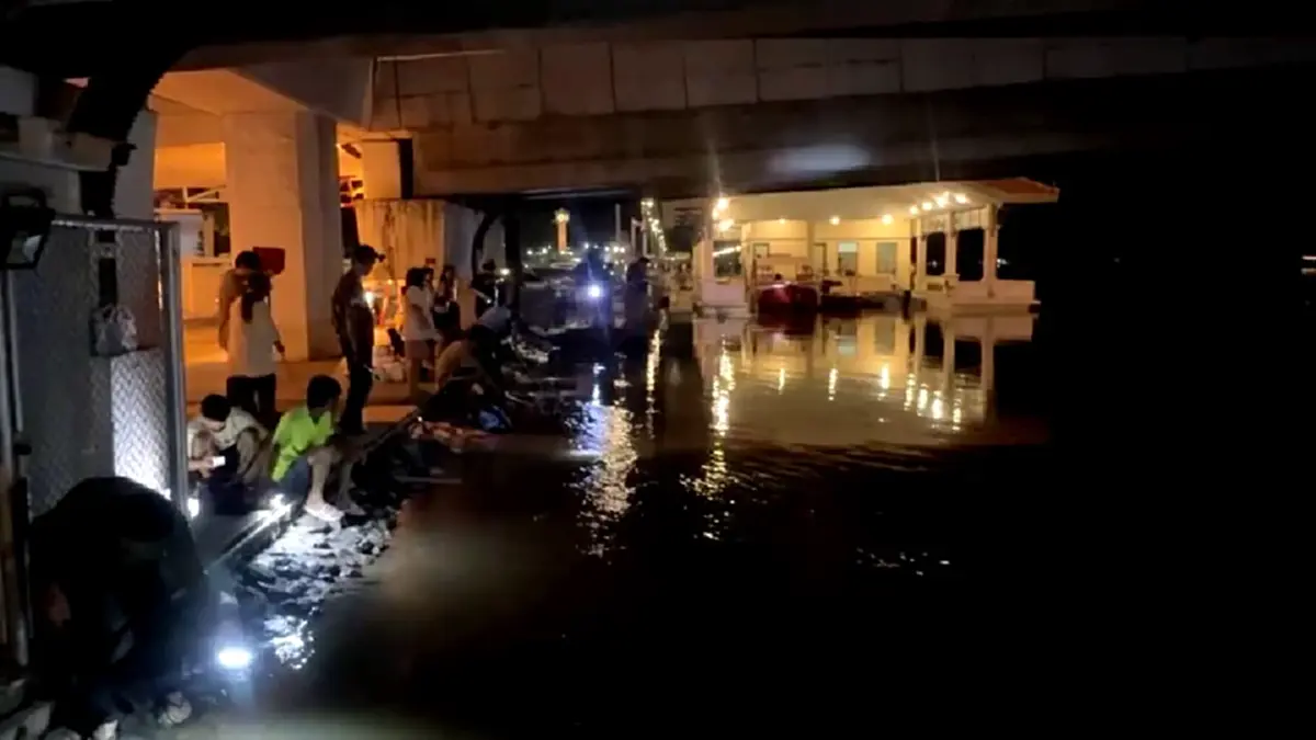 แปดริ้วคึกคัก! แห่ช้อนกุ้งขาวหลุดบ่อน้ำท่วมริมบางปะกง