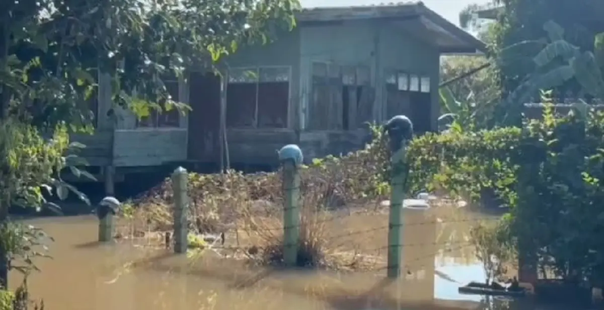 สลดหนัก หนุ่มใหญ่ลอยกลางน้ำท่วม รู้ชีวิตยิ่งสะเทือนใจ