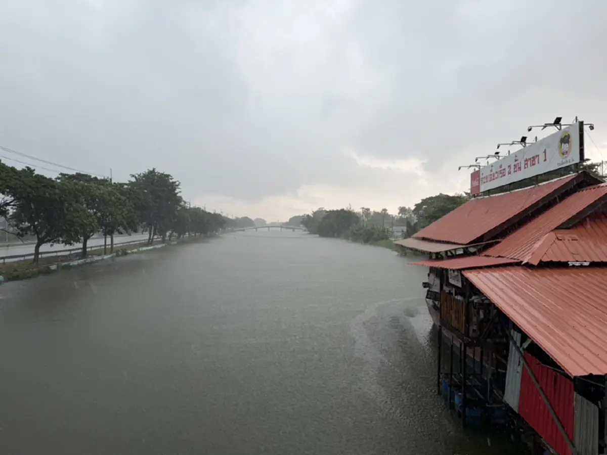 น้ำคลองรังสิตทะลักท่วมร้านก๋วยเตี๋ยวเรือ 70 ซม. เร่งขนย้ายหนี