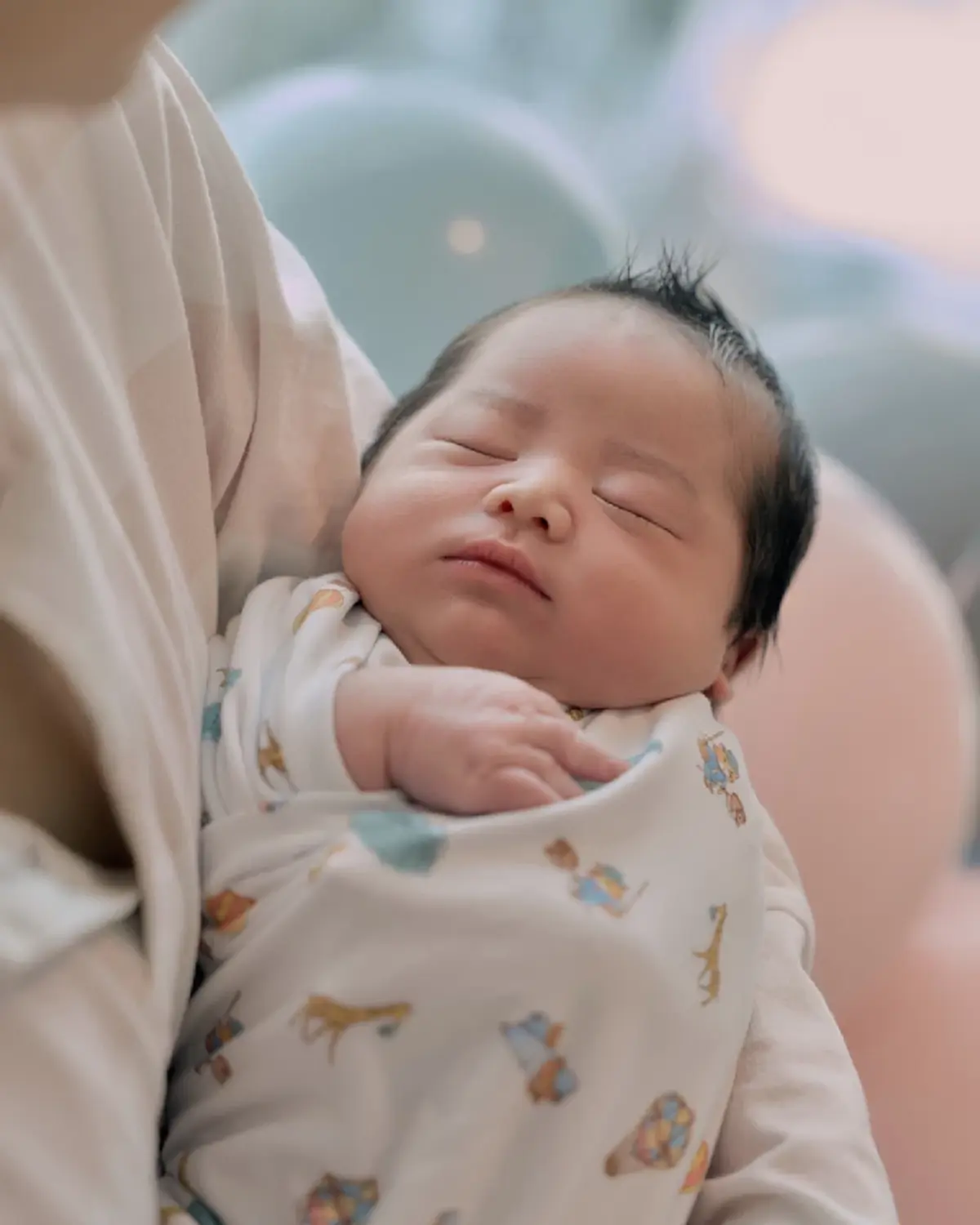 เผยโฉมหน้าลูกคนที่ 3 ทายาทตระกูลดัง ตัวโตจ้ำม่ำ 3.7 กก.