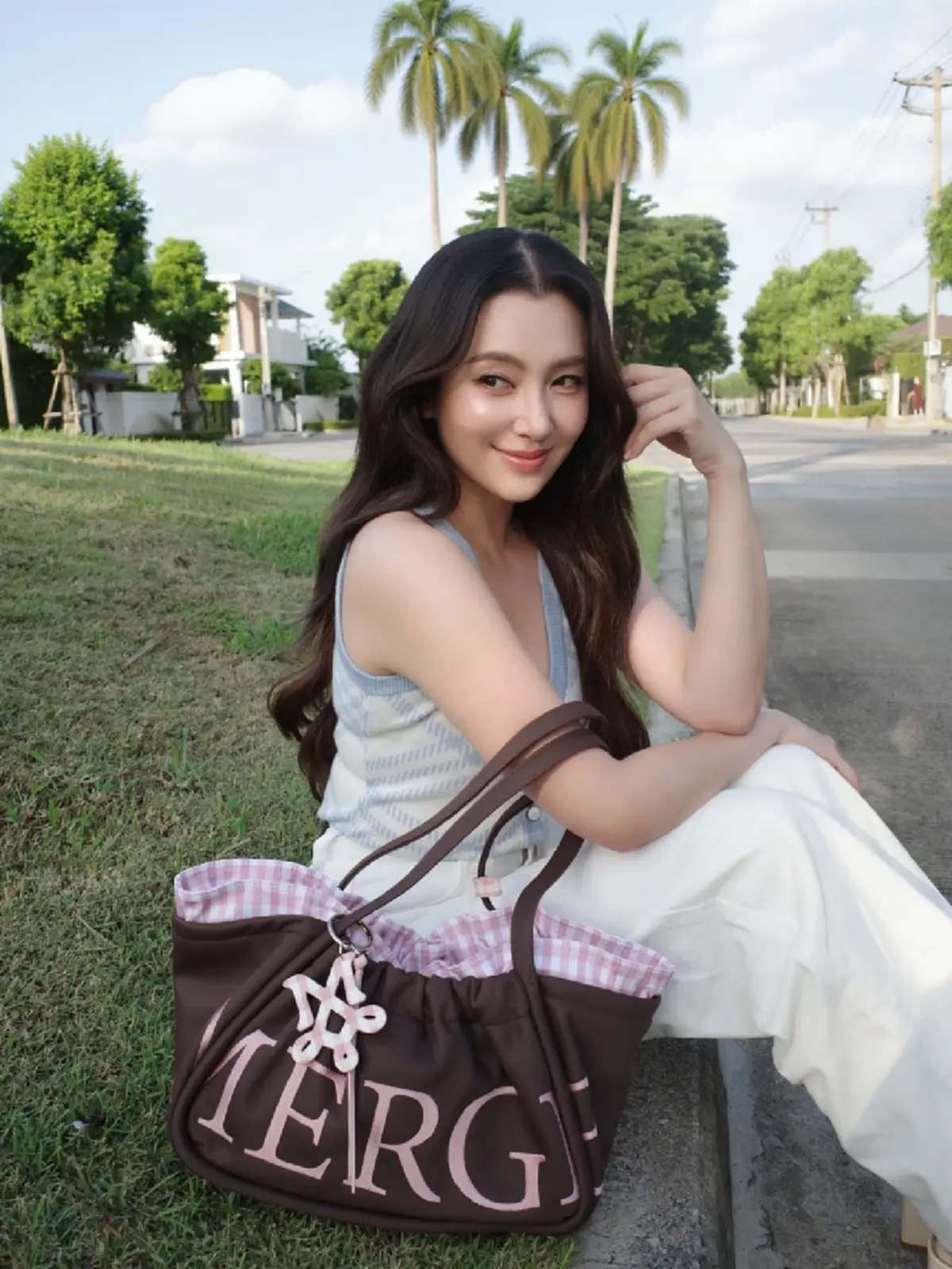 นางเอกดัง แท็กทีมครอบครัว  เร่งแพ็กถุงยังชีพช่วยผู้ประสบภัย