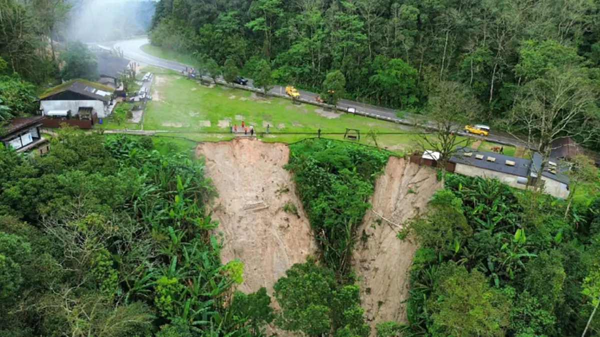 ปิดเที่ยวแม่วงก์ด่วน! ฝนตกหนักดินสไลด์ช่องเย็นทรุดเป็นเหว