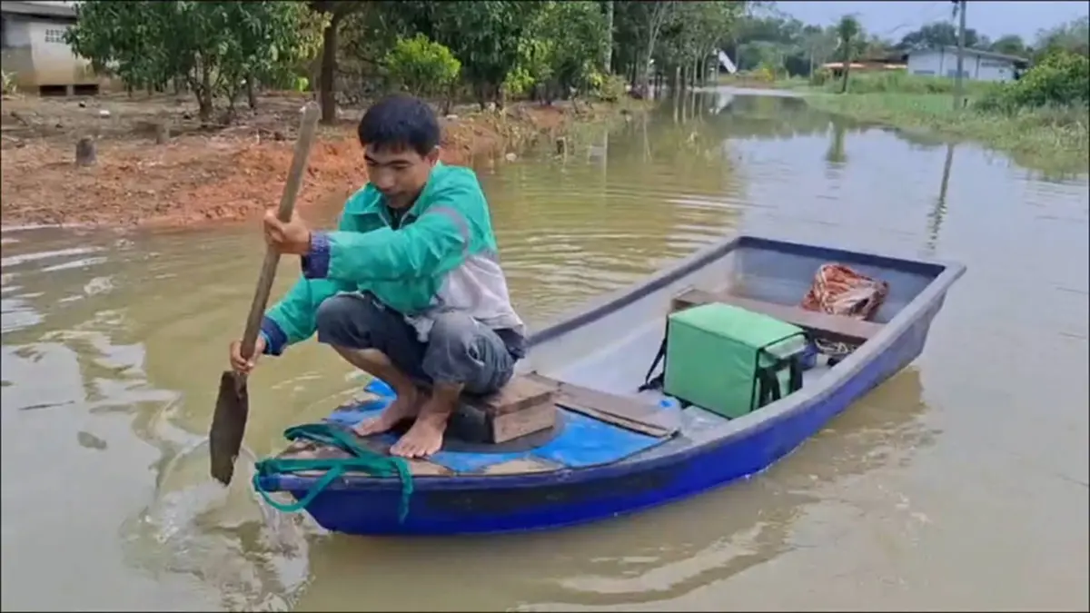 ใจสู้เกินร้อย! สัปเหร่อไรเดอร์พายเรือฝ่าน้ำท่วมส่งอาหาร