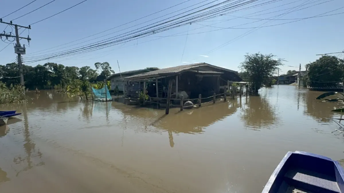 สลดหนัก หนุ่มใหญ่ลอยกลางน้ำท่วม รู้ชีวิตยิ่งสะเทือนใจ