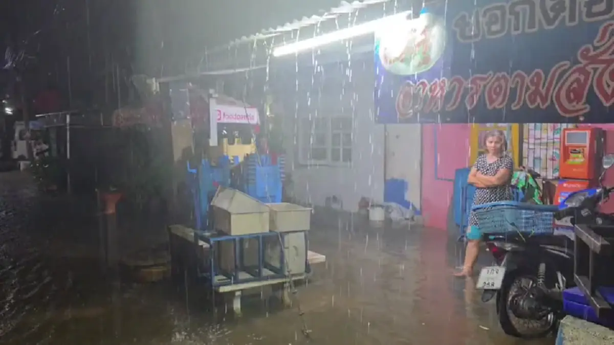 เตือน 5 นาทีฝนถล่มยับ! เมืองกาญจน์จมบาดาล ขนของหนีน้ำวุ่น