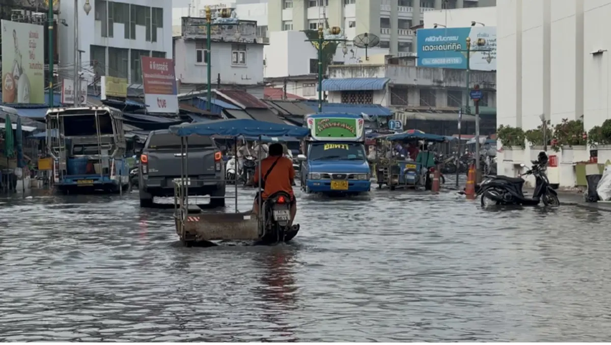 น้ำหนุน 3.8 เมตรทะลักท่วมตลาดแม่กลอง เร่งสูบรับมือถึง 31 ต.ค.