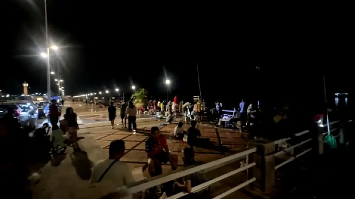 แปดริ้วคึกคัก! แห่ช้อนกุ้งขาวหลุดบ่อน้ำท่วมริมบางปะกง