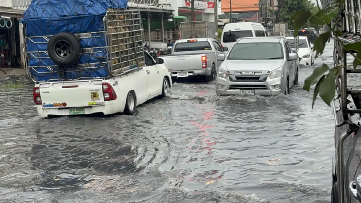 ฝนถล่มอ่างทองจม! น้ำขังสูง 60 ซม. เทศบาลฯ เร่งสูบ 2 ชม. แห้ง