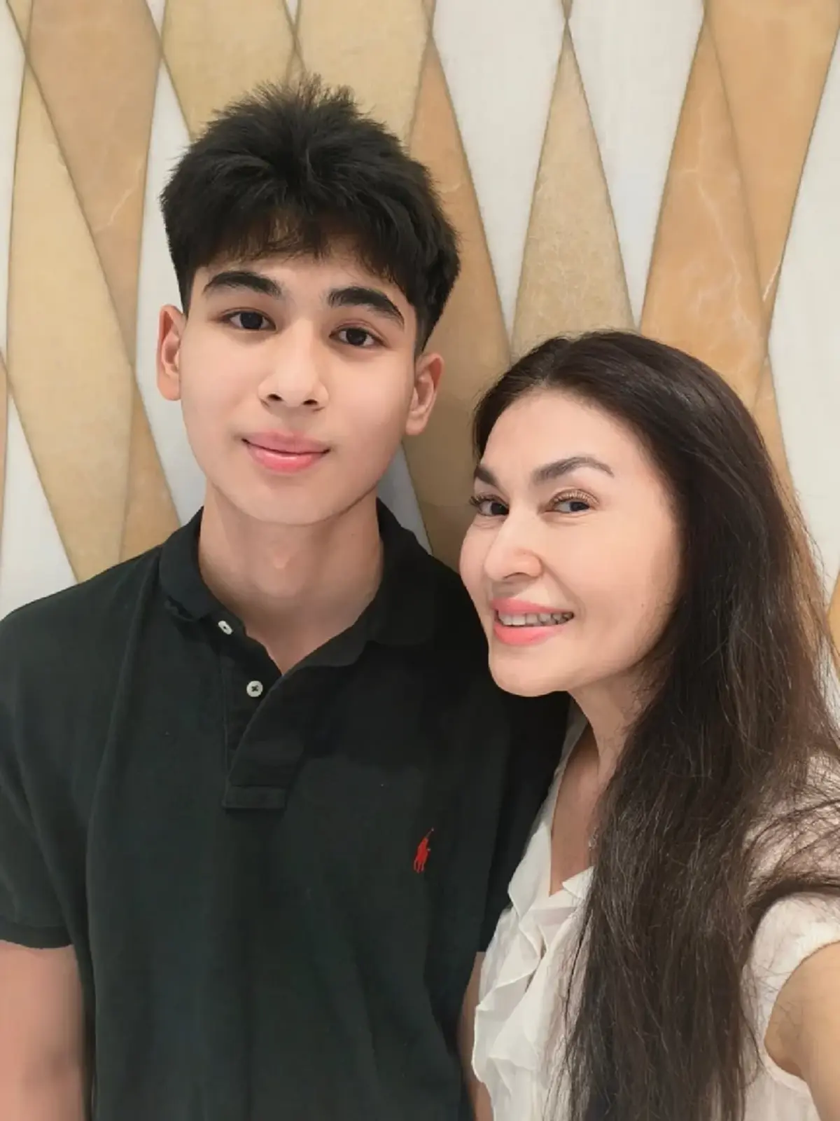 หล่อฉายออร่า ลูกชาย ตุ้ย-แอนนา โตเป็นหนุ่ม  หน้าตาได้พ่อแม่เต็มๆ