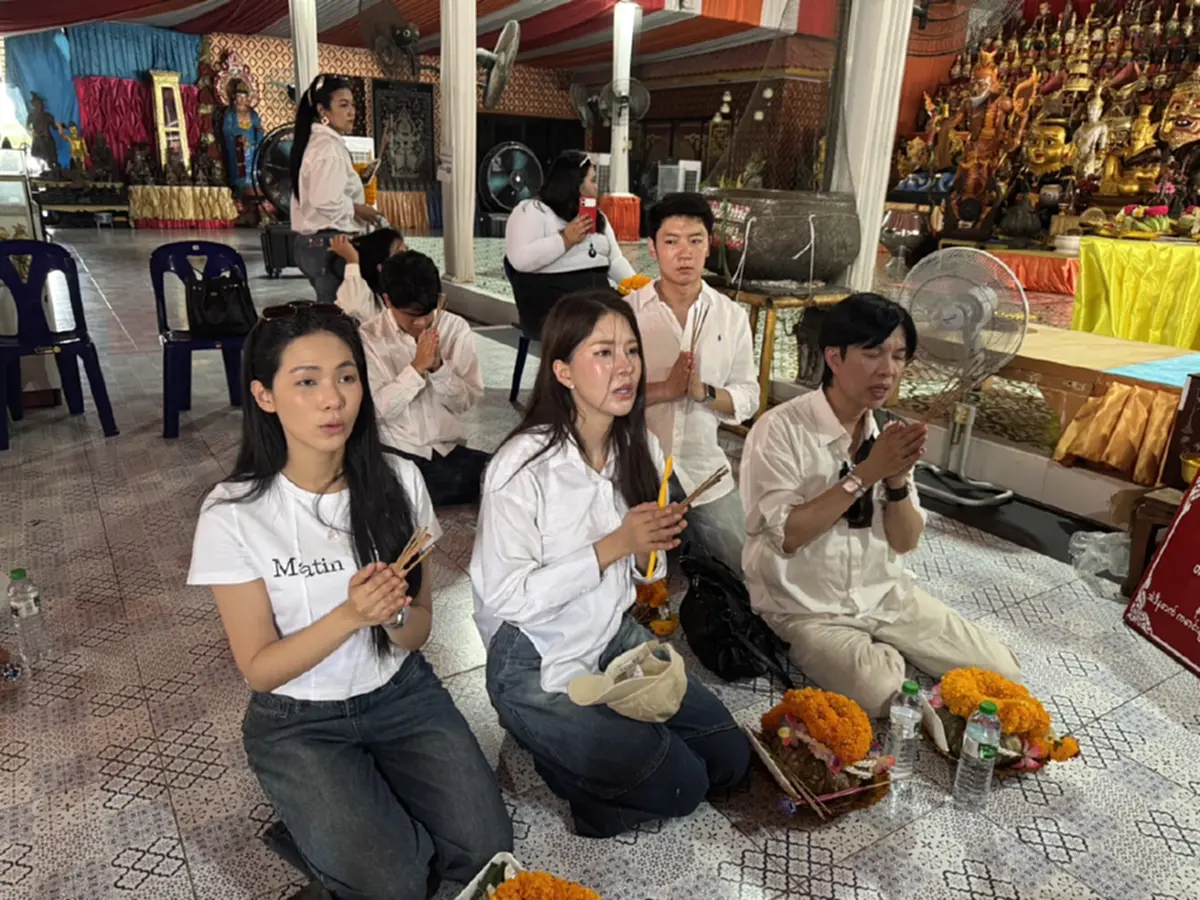 "บิ๊นท์-ปุยนุ่น" แก้บนอาศรมฤๅษีเณร ชาวบ้านแห่ส่องเลขน้ำมนต์