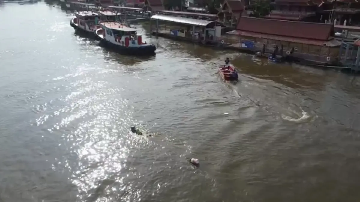 ลุยแผนกู้เรือลากจูงจมป่าสัก 18 เมตร! ใช้เครนลากเข้าน้ำตื้น