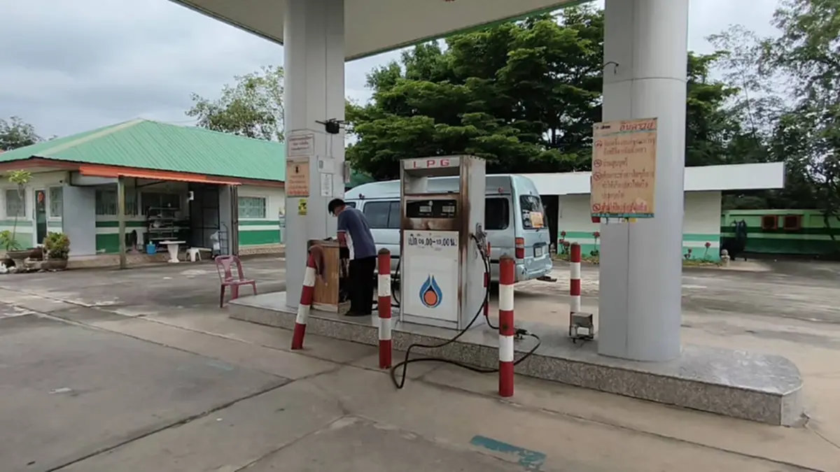 สู้น้ำมันแพงไม่ไหว! รถรับส่งนักเรียนอุทัยฯ แห่ใช้แก๊ส LPG