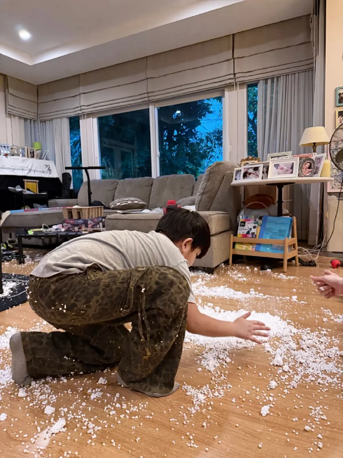 พี่เลี้ยงออนไลน์แทบช็อก ลูกชายดาราดัง เล่นหิมะโฟมเต็มบ้าน 