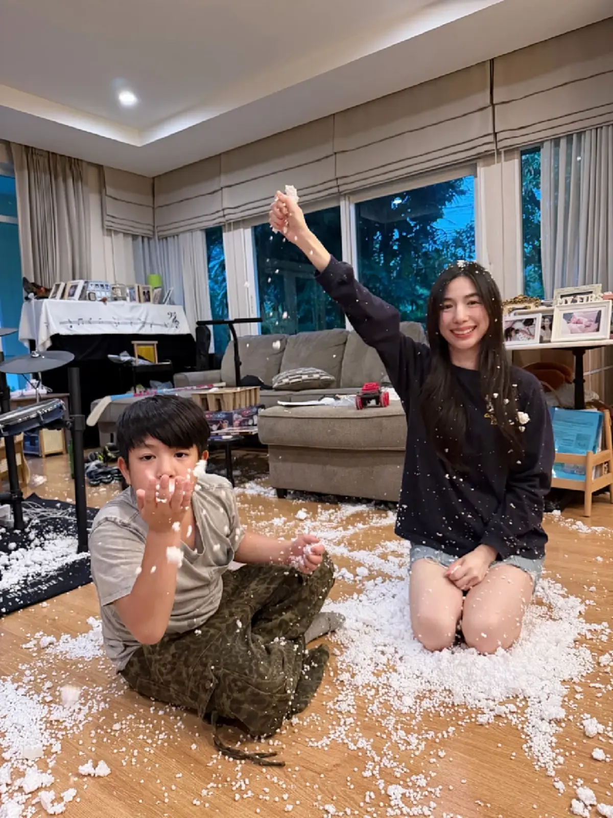 พี่เลี้ยงออนไลน์แทบช็อก ลูกชายดาราดัง เล่นหิมะโฟมเต็มบ้าน 