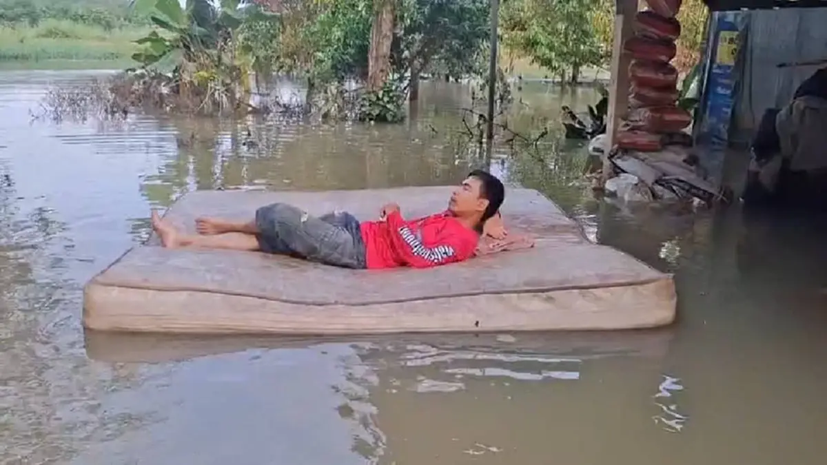 สัปเหร่อระยอง นอนฟูกลอยน้ำ เหตุบ้านน้ำท่วมสูงไร้ที่นอน