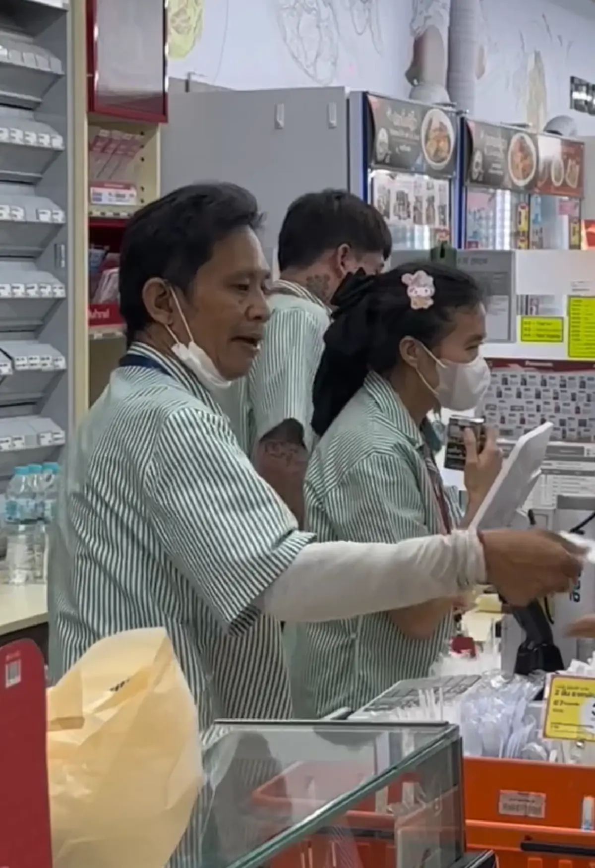 พนง.ร้านสะดวกซื้อ สกิลเทพพูดได้ 7 ภาษา แห่แซวท่านประธานปลอมตัวมา