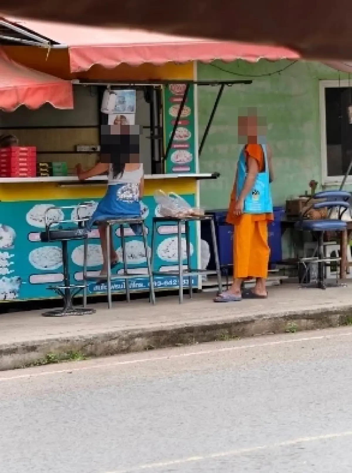 ฉาวสนั่นละหานทราย! คลิปพระเมาคล้ายเมาสุรา จูงมือสาวซื้อพิซซ่า