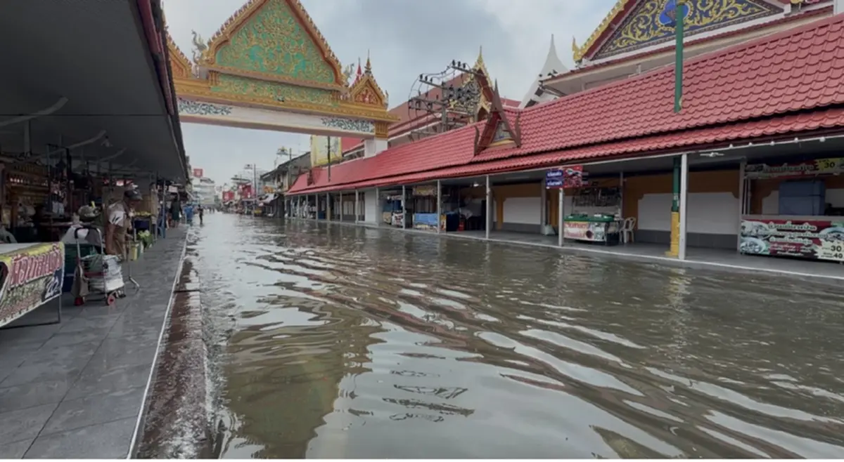 น้ำหนุน 3.8 เมตรทะลักท่วมตลาดแม่กลอง เร่งสูบรับมือถึง 31 ต.ค.