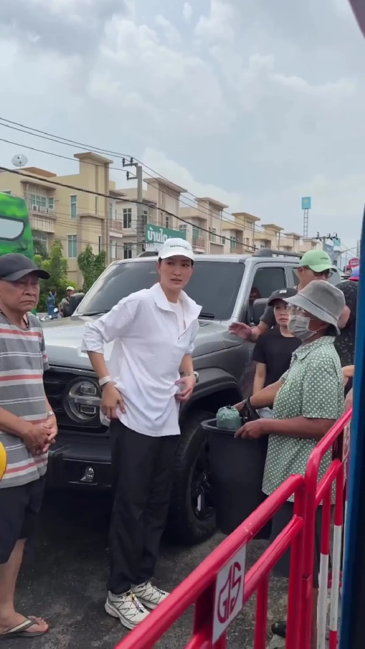 ใจบุญไม่เคยเปลี่ยน นางเอกสาว  ลงพื้นที่แจกของ ช่วยผู้ประสบภัย