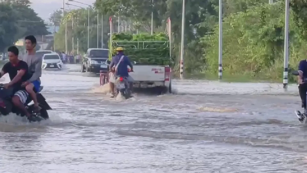 น้ำแม่วงก์ทะลักท่วมลาดยาว! ถนนจม 60 ซม. รถเล็กผ่านไม่ได้