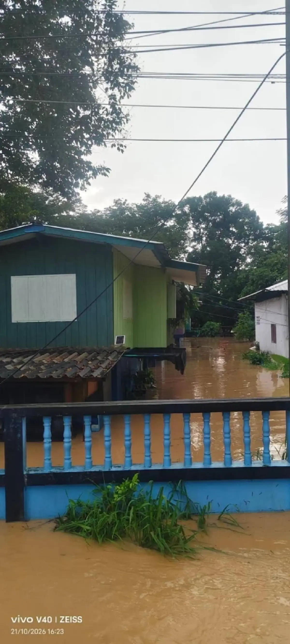 ฝนตกหนักน้ำป่าทะลักท่วม รร.บ้านห้วยหิน 50 ซม. สนามชัยเขตอ่วม